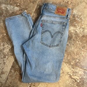Levi’s wedgie straight size 29 Distressed Women's Jeans